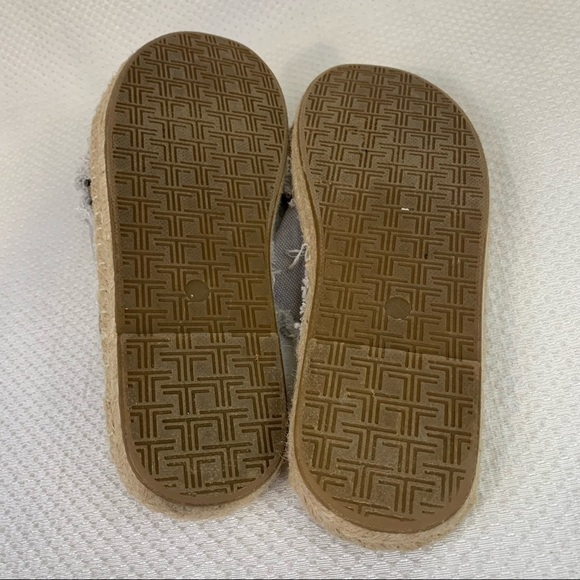 Tahari Saran Criss Cross Fringe Espadrille Slip On Sandal Gray 8 - Picture 11 of 12
